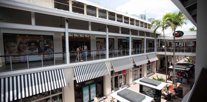 downtown-miami_bayside-marketplace_people_shopping_walking-2